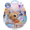 Opakowanie zabawki do kąpieli przedstawia brązową kapibarę z dużymi oczami, a na opakowaniu widnieje tekst: "AniMagic Let's GLO capybara" oraz "I glow & float in water" i "I'm stretchy & squishy". Tło opakowania jest kolorowe z motywem chmur i gór, a w do