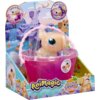 Opakowanie zabawki do kąpieli przedstawia figurkę kapibary w różowym wiaderku z przezroczystą pokrywką i uchwytem, z napisem "AniMagic Let's GLO Capybara Spa Time". Na opakowaniu znajdują się także napisy: "I glow & float in my bath", "Pump & play with RE