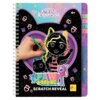 Okładka kolorowanki przedstawia postać z kreskówki z kocimi uszami, obok której znajduje się czarny kot i kolorowy napis "PAW-tastic SCRATCH REVEAL". W tle widoczne są różne symbole, takie jak serca i łapki, a w lewym górnym rogu znajduje się logo "Gabby'