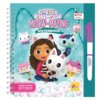 Okładka książki "Gabby's Dollhouse Meow-Mazing Waterbook" przedstawia postać z ciemnymi, kręconymi włosami, trzymającą białego kota, otoczoną przez kolorowe, animowane postacie kotów na tle bąbelków. Widoczne są napisy: "Water Coloring Sketchbook", "Dream