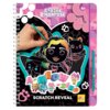 Kolorowanka "Gabby's Dollhouse" z miękką okładką przedstawia postacie do odkrywania za pomocą dołączonego rysika, z napisem "A-MEOW-ZING SCRATCH REVEAL" oraz logo producenta. Na okładce widoczne są kolorowe postacie i wzory, a w górnym rogu znajduje się o