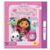 Na okładce kolorowanki "Gabby's Dollhouse Gabdorable Waterbook" znajduje się postać dziewczynki w różowej bluzie, otoczona przez kolorowe, animowane zwierzątka. Widoczny jest napis "Water Coloring Sketchbook" oraz logo Netflix i Lisciani.