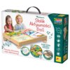 Pudełko z produktem "Stolik Aktywności 3w1" marki Lisciani Montessori, z widocznymi ilustracjami dzieci bawiących się przy stoliku oraz napisami: "Pierwszy drewniany stolik elektroniczny!", "Bogaty zestaw materiałów edukacyjnych", "Podświetlany stolik", "
