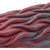 Zdjęcie przedstawia zbliżenie na powierzchnię bordowego rollera z falistym, trójwymiarowym wzorem. Kolory na powierzchni to głównie bordowy z ciemniejszymi akcentami.