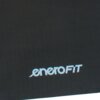Czarna mata do jogi z widocznym logo "eneroFIT" w jasnym kolorze, na powierzchni widać delikatny, falisty wzór.