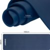 Zdjęcie przedstawia niebieską matę do jogi z logo "ENERO FIT", o wymiarach 183 cm na 60 cm i grubości 10 mm. Mata jest częściowo zwinięta, ukazując swoją teksturę i elastyczność.