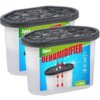 Dwa plastikowe pojemniki z czarnymi pokrywkami, oznaczone jako "2pcs DEHUMIDIFIER", z grafiką przedstawiającą krople wody i strzałki wskazujące na pochłanianie wilgoci. Na etykiecie znajdują się ikony symbolizujące zastosowanie w łazienkach, pralniach, szafach i samochodach oraz napis "ca. 230 g".