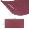 Czerwona mata do jogi z białym logo "ENERO FIT" ma wymiary 140 cm na 60 cm i grubość 1,5 cm. Na zdjęciu widoczne są również dwa otwory w jednym z rogów maty.