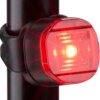 Czerwona lampka rowerowa zamocowana na czarnym uchwycie, emitująca jasne światło. Na lampce widoczny jest napis "K 2234".