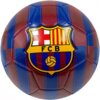Piłka nożna w kolorach niebieskim i bordowym z widocznym herbem klubu FC Barcelona, zawierającym litery "FCB" oraz piłkę. Na piłce znajdują się pionowe paski w kontrastujących kolorach.