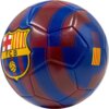 Piłka nożna w kolorach niebieskim i bordowym z widocznym herbem klubu FC Barcelona oraz napisem "FCB". Na powierzchni piłki znajdują się również żółto-czerwone paski.