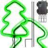 Zielony neon LED w kształcie choinki, obok którego znajduje się czarny panel sterujący z napisami: "1 TIMER, 2 ON, 3 OFF" oraz schematem trzech baterii z oznaczeniami plus i minus. W zestawie widoczne są również dwa czarne pręty montażowe.
