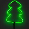 Zdjęcie przedstawia neon LED w kształcie choinki, emitujący intensywne zielone światło. Neon jest umieszczony na ciemnym tle, co podkreśla jego jasność i kształt.