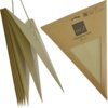 Dekoracyjna gwiazda w kolorze beżowym złożona z kilku warstw, obok niej opakowanie z tektury z napisem "MICA Hanging star 60 cm". Opakowanie ma trójkątny kształt z przezroczystym okienkiem, przez które widać fragment gwiazdy.