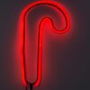 Na zdjęciu znajduje się neon LED w kształcie laski świątecznej, emitujący intensywne czerwone światło. Tło jest ciemne, co podkreśla jasność i kształt neonu.