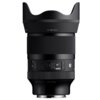 Czarny obiektyw z widocznymi oznaczeniami: "IN < > OUT", "CLICK ON/OFF", "AFL", "AF/MF", "FOCUS", "A", "35mm", "SIGMA", "MADE IN JAPAN". Obiektyw posiada pierścienie do regulacji oraz osłonę przeciwsłoneczną.