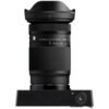 Czarny obiektyw fotograficzny z widocznymi oznaczeniami: "20-200mm 1:3.5-6.3 DG ø72" oraz "SIGMA", umieszczony na czarnej podstawce z napisem "BF". Obiektyw ma pierścienie z wyraźnym żłobieniem i oznaczeniami ogniskowych.