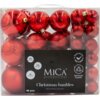Przezroczyste opakowanie zawiera 46 czerwonych bombek o różnych rozmiarach, z widocznym napisem "MICA Decorations" oraz informacjami: "24x Ø 4 CM", "16x Ø 6 CM", "6x Ø 8 CM", "Christmas baubles", "recycled plastic", "because we care", "RECYCLED PLASTIC".