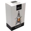 Białe pudełko z czarnym logo "MICA Decorations" na górze oraz napisem "Star candle holder with amber glass" poniżej. Na pudełku znajduje się ilustracja świecznika w kształcie gwiazdy z bursztynowym szkłem oraz wymiary L17 x W19 x H32 cm.