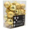 Przezroczyste opakowanie zawiera złote bombki choinkowe o różnych rozmiarach i kształtach, a na czarnej etykiecie widnieje napis: "MICA Decorations, Christmas baubles, recycled plastic, 40 pcs". Obok logo znajdują się oznaczenia rozmiarów bombek oraz symb