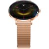 Smartwatch w kolorze różowego złota z okrągłą tarczą, na której widoczne są cyfry od 1 do 12 w kolorze różowym, wskazówki oraz cyfrowy wyświetlacz z datą "WED | 04/06" i czasem "10:09 | 30°C". Pasek zegarka ma plecioną strukturę w tym samym kolorze co kop
