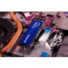 Na zdjęciu widoczny jest zainstalowany w komputerze dysk SSD z napisem "goodram Core NVMe SSD PCIe Gen 3". Wokół dysku znajdują się elementy płyty głównej oraz taśmy przewodzące.