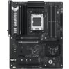 Czarna płyta główna z widocznymi napisami "TUF GAMING" oraz "TUF GAMING B650E-E WIFI", a także logo producenta ASUS. Na płycie znajdują się różne złącza i komponenty, w tym gniazdo procesora i sloty na pamięć RAM.