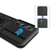 Czarne etui TECH-PROTECT Camshield Pro do Xiaomi Redmi 15 4G/5G z przesuwaną osłoną na aparat, ozdobione niebieskim wzorem w kształcie strzałek. W prawym górnym rogu znajduje się powiększenie pokazujące zamkniętą osłonę aparatu.