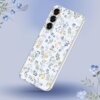 Etui na telefon z motywem kwiatowym w odcieniach niebieskiego i żółtego, z trzema otworami na aparaty, umieszczone na tle z delikatnym wzorem kwiatowym. Produkt jest przeznaczony do modelu Xiaomi Redmi 15 4G/5G.