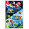 Okładka gry na konsolę Nintendo Switch przedstawia postać w czerwonej czapce i niebieskim stroju, unoszącą się w przestrzeni kosmicznej, z napisem "Super Mario Galaxy + Super Mario Galaxy 2". W tle widoczne są kolorowe planety, gwiazdy oraz inne postacie,