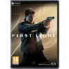 Okładka gry "007 The First Light" na PC przedstawia postać trzymającą pistolet, z dużym napisem "FIRST LIGHT" oraz logo "007" na tle złotych cyfr. W dolnym rogu widnieje oznaczenie wiekowe 16+ oraz logotypy Amazon MGM Studios i IOI.