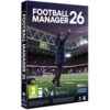 Pudełko gry "Football Manager 26" na PC i Mac z widocznym stadionem piłkarskim w tle oraz postacią trenera z uniesionymi rękami. Na dole znajdują się loga PEGI 3, Premier League, Ekstraklasa, SEGA, Sports Interactive oraz platformy Steam i Epic Games.