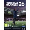 Okładka gry "Football Manager 26" przedstawia osobę na stadionie piłkarskim z uniesionymi rękami, w tle widoczny jest pełen kibiców stadion oraz tablica wyników z wynikiem 1:0. Na dole znajdują się logotypy: PEGI 3, PC, Mac, Premier League, PKO Bank Polsk