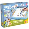 Pudełko zestawu kreatywnego "LISCIANI Tablica do rysowania Bluey 304-110681" przedstawia niebieską tablicę do rysowania z kolorowymi markerami i rysunkiem postaci z kreskówki Bluey. Na opakowaniu widnieje napis "Drawing School with Light Table" oraz logo 