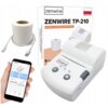 Na zdjęciu znajduje się drukarka ZENWIRE TP-210 z widocznym logo "zenwire" oraz opakowanie z napisem "ZENWIRE TP-210 Portable Label Bluetooth Printer". Obok drukarki leży rolka papieru, kabel USB oraz smartfon z aplikacją pokazującą interfejs drukarki.
