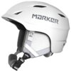 Biały kask narciarski z widocznym logo "MARKER" na boku, posiada szare, miękkie wyściółki i regulowane zapięcie pod brodą. Na pasku wewnętrznym widoczny jest wzór z powtarzającym się napisem "MARKER".