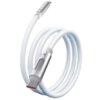 Biały kabel USB-C do USB-C o długości 1,5 metra, z widocznymi metalicznymi końcówkami i teksturowanym uchwytem. Kabel jest zwinięty w luźną spiralę.