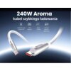 Obraz przedstawia biały kabel USB-C z czerwonymi końcówkami, z tekstem "240W Aroma kabel szybkiego ładowania" oraz ikonami opisującymi funkcje: "wielokolorowe diody LED", "1,5m długości", "giętki i trwały", "transfer danych i ładowanie". Kabel jest pokazany na tle ciemnego gradientu, przypominającego przestrzeń kosmiczną.