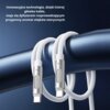 Biały kabel USB-C - USB-C owinięty wokół metalowej rurki, z widocznymi końcówkami w kolorze srebrnym. Na górze zdjęcia znajduje się tekst: "Innowacyjna technologia, dzięki której główka kabla, staje się dyfuzorem rozprowadzającym przyjemny aromat olejków eterycznych".