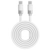 Na zdjęciu znajduje się biały kabel USB-C do USB-C o długości 1,5 metra, zwinięty w okrąg, z widocznymi końcówkami, na których znajduje się napis "MOCOLL".