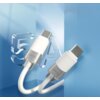 Na zdjęciu widoczny jest biały kabel USB-C do USB-C z metalicznymi końcówkami, na których znajduje się napis "MOCOLL". W tle znajduje się duży, przezroczysty napis "5A" na niebieskim tle.