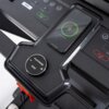 Panel sterowania bieżni elektrycznej z widocznymi przyciskami "PLAY/PAUSE", "STOP", "START" oraz wyświetlaczem telefonu z ikoną ładowania i napisem "45% geladen". Na panelu znajdują się również przyciski do regulacji prędkości i nachylenia.
