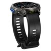 Czarny smartwatch z okrągłą tarczą, na której widoczne są różne wskaźniki i cyfry. Pasek zegarka jest wykonany z tworzywa sztucznego z prostokątnymi otworami.