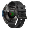 Czarny smartwatch z okrągłą tarczą, na której widoczne są zielone i czerwone diody. Na obudowie znajdują się napisy: "CE", "UKCA", "FC", "ZEBLAZE VIBE 8", "BUILT-IN FLASHLIGHT", "INPUT: 5V-1A", "MADE IN CHINA".