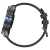 Czarny smartwatch z okrągłą tarczą i metaliczną obudową, widoczny z boku. Pasek zegarka jest wykonany z ciemnego materiału, a na obudowie znajdują się dwa przyciski oraz niebieski element dekoracyjny.