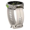 Szary smartwatch z okrągłą tarczą, na której widoczne są zielone wskazówki i cyfry. Pasek zegarka jest jasny, z prostokątnymi otworami i metalowym zapięciem.