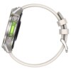 Szary smartwatch z metalową kopertą i jasnym paskiem, widoczny z boku. Na obudowie znajdują się dwa przyciski oraz zielony element z dwoma śrubkami.
