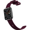 Bordowy smartwatch z prostokątną tarczą, na której widoczne są cztery okrągłe wskaźniki z cyframi i symbolami oraz datownik z dniem tygodnia i miesiącem. Pasek zegarka ma teksturowaną powierzchnię i regulowane zapięcie.