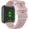 Różowy smartwatch z widocznym czarnym tyłem koperty, na którym świecą się dwa zielone światła. Pasek zegarka ma teksturowaną powierzchnię i kilka otworów z metalową klamrą.