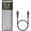 Szary powerbank z wyświetlaczem pokazującym informacje o mocy wyjściowej i wejściowej oraz poziomie naładowania, obok znajduje się kabel USB-C. Na obudowie widoczne jest logo "hama".